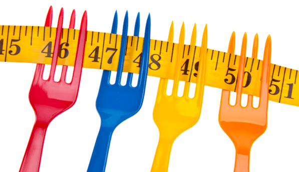 Der Zentimeter auf den Gabeln symbolisiert den Gewichtsverlust bei der Dukan-Diät