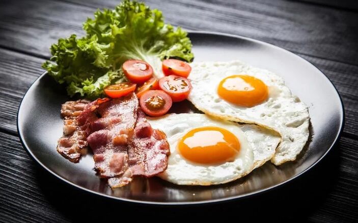 Zwei Eier mit zwei Eiern mit Speck