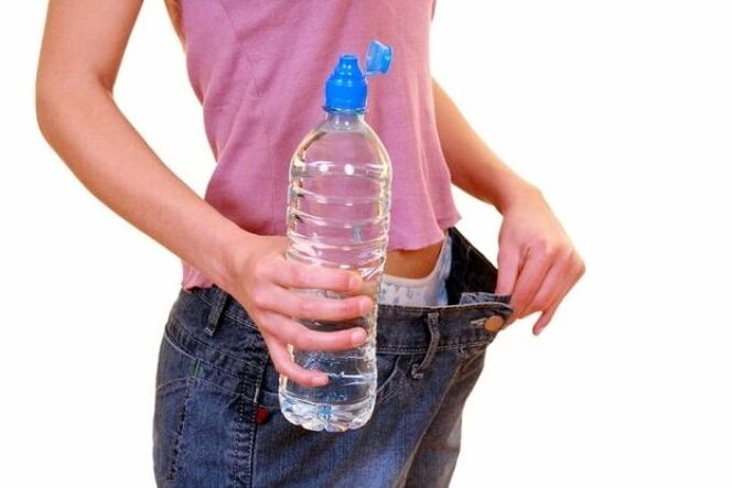 Die erforderliche Menge Wasser pro Tag für Gewichtsverlust