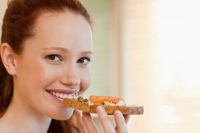 Mädchen mit einem Sandwich
