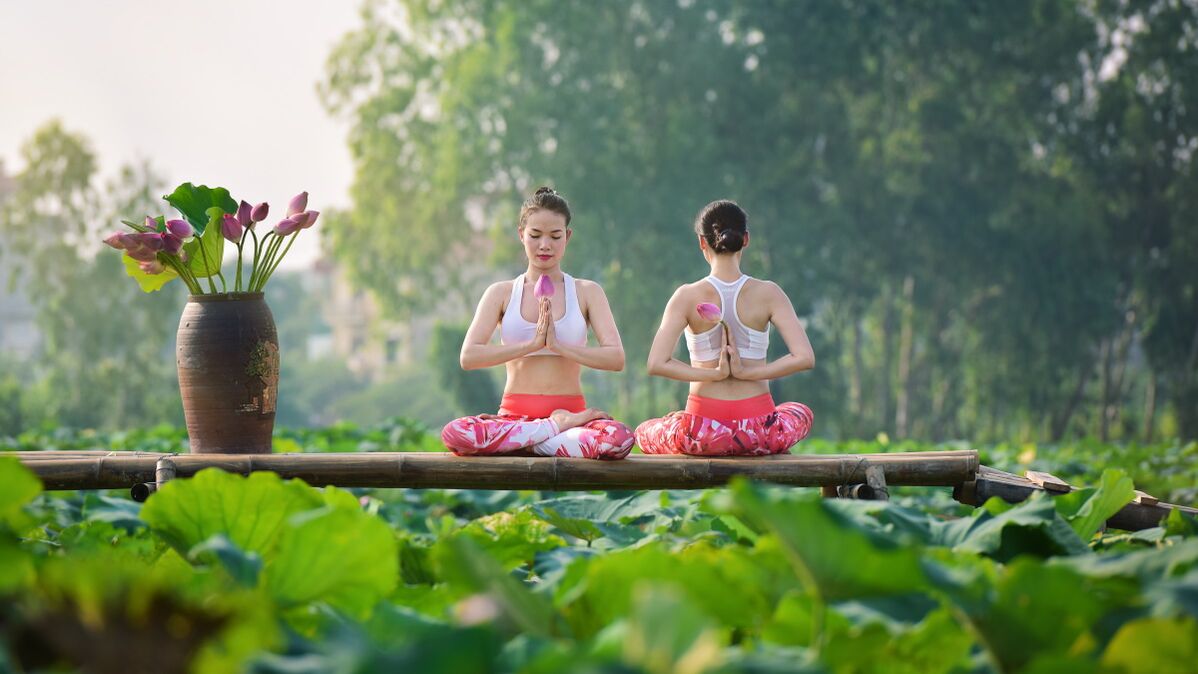 Die Mädchen beim Legen des Lotus